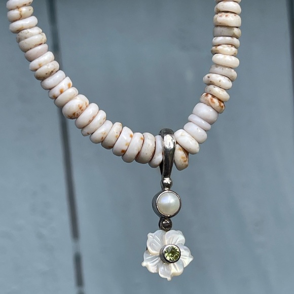 Artisan Jewelry - VINTAGE SHELL HEISHI Beads sterling silver flower Pendant NECKLACE vintage pearl